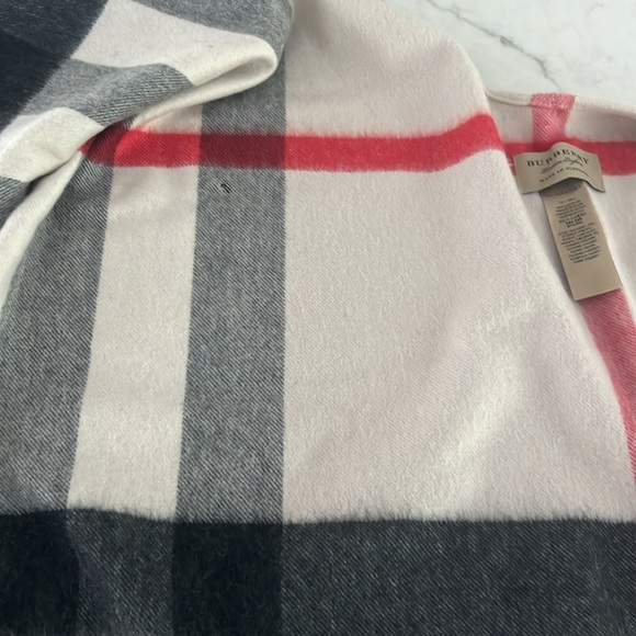 Burberry poncho wrap - Picture 6 of 9